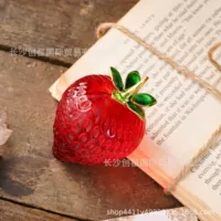 Красный металлический лист клубники