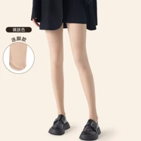 С ногами – телесный оттенок кожи, подходит для светлого или нормального тона кожи.