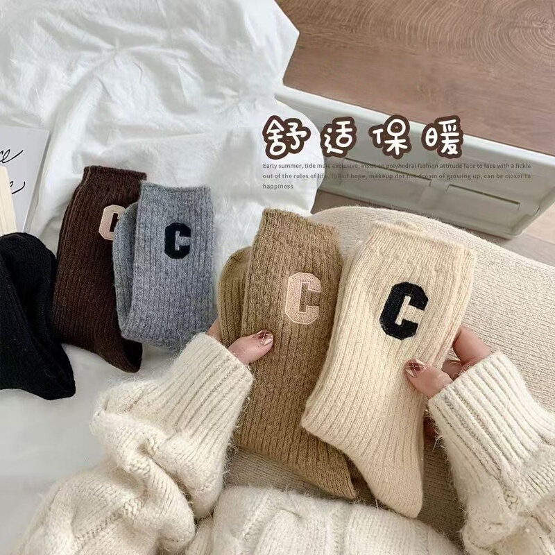 Women's Autumn and Winter High Socks with Letter Design, Trendy and Versatile, Suitable for Wearing Outside, Shark Pants Style, Japanese Internet Celebrity Style, Sports Mid-Calf Socks
