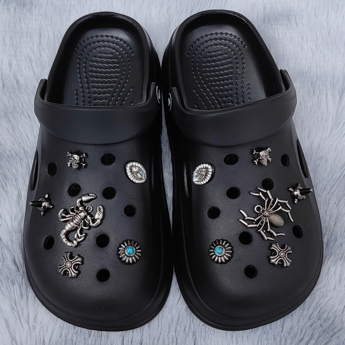 复古洞洞鞋上的暗黑美学：蝎子、蜘蛛与骷髅