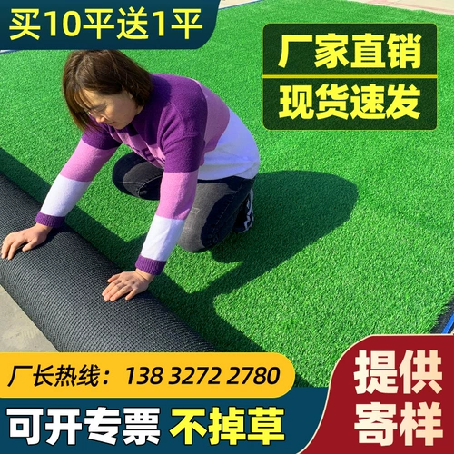 Фальшивая газонная подушка зеленый пластиковый ковер на открытом воздухе