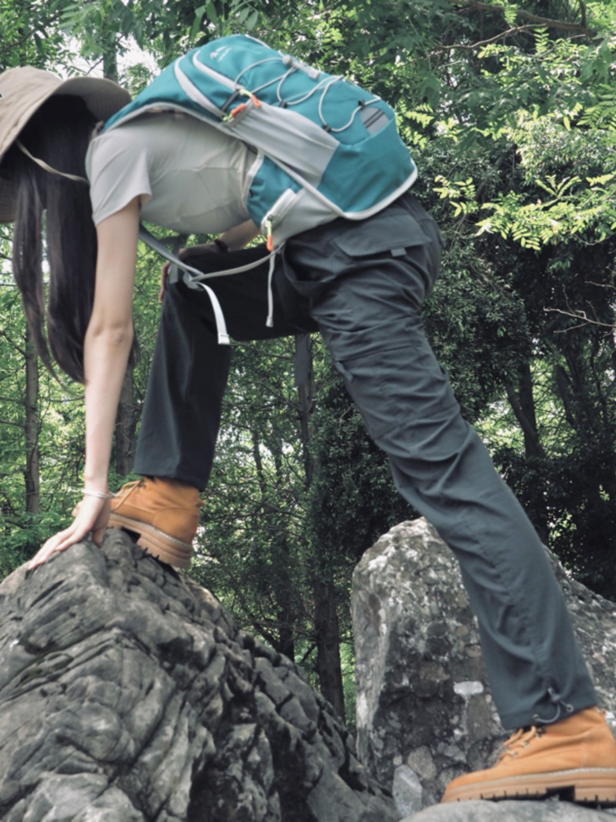 Outdoor Autumn Work Pants for Women, Windproof, Waterproof, Quick-Drying Straight-Leg Hiking and Mountaineering Pants, Fleece-Lined and Thickened Softshell Pants for Men