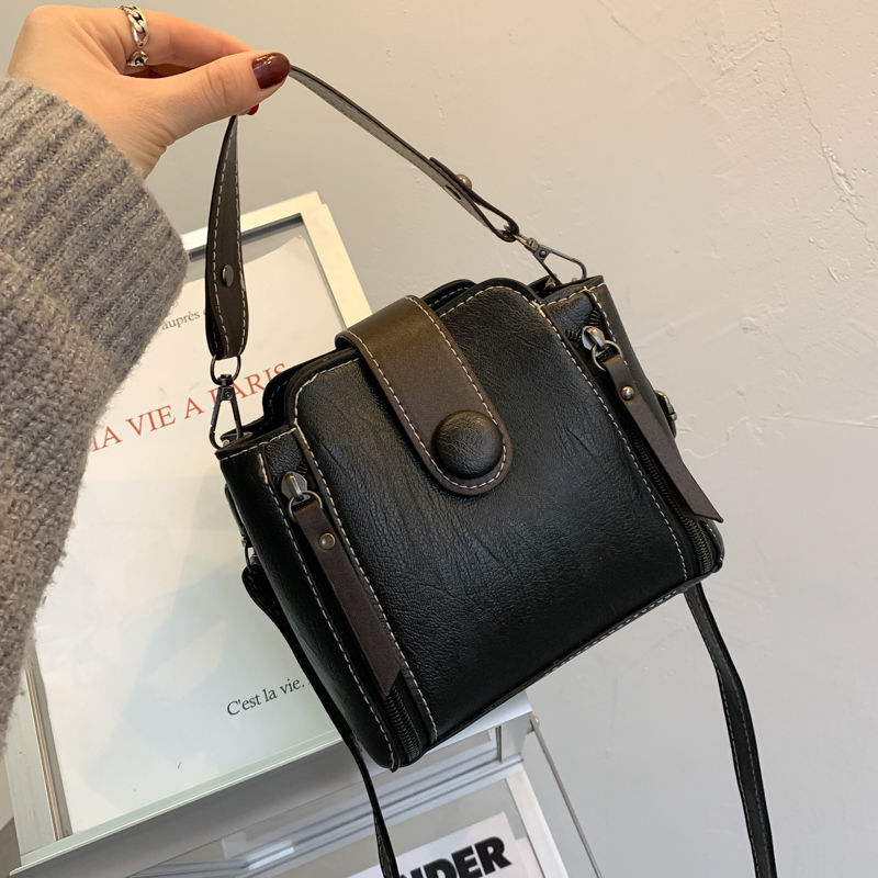 Bag for work commute 100 hitch bag Girl 2020 new Korean version Fashion handheld single shoulder bag retro high level