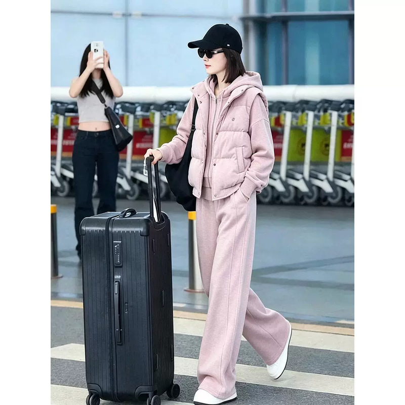 Fashionable Sporty Style Suit for Women, New Winter Model, High-End Feel, Fleece-Lined and Thickened Sweatshirt + Vest + Wide-Leg Pants Three-Piece Set Fashionable Sporty Style Suit for Women, New Winter Model, High-End Feel, Fleece-Lined and Thickened Sweatshirt + Vest + Wide-Leg Pants Three-Piece Set