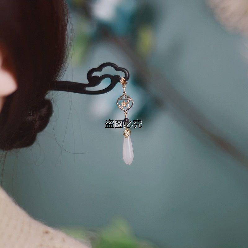 Minority pearl tassel hairpin ancient style step shaking modern minimalist hairpin 2022 new style ball head coil hair headdress