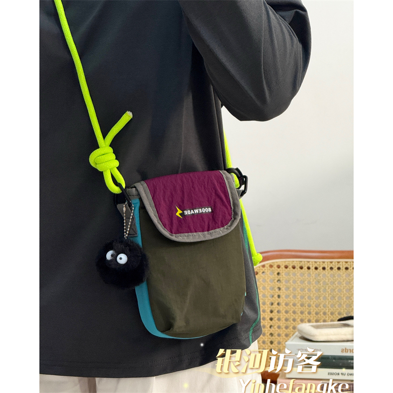 Outdoor Lightweight Sports Crossbody Bag in Contrasting Colors for Men and Women, Versatile Mobile Phone Bag for Travel, Dopamine Small Bag