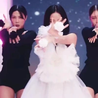 Цветочная рука Цветок Джинцхи показывают то же самое Jisoo Ring Finger Ring Ring Flower Dance Props Special Props Finger White 1