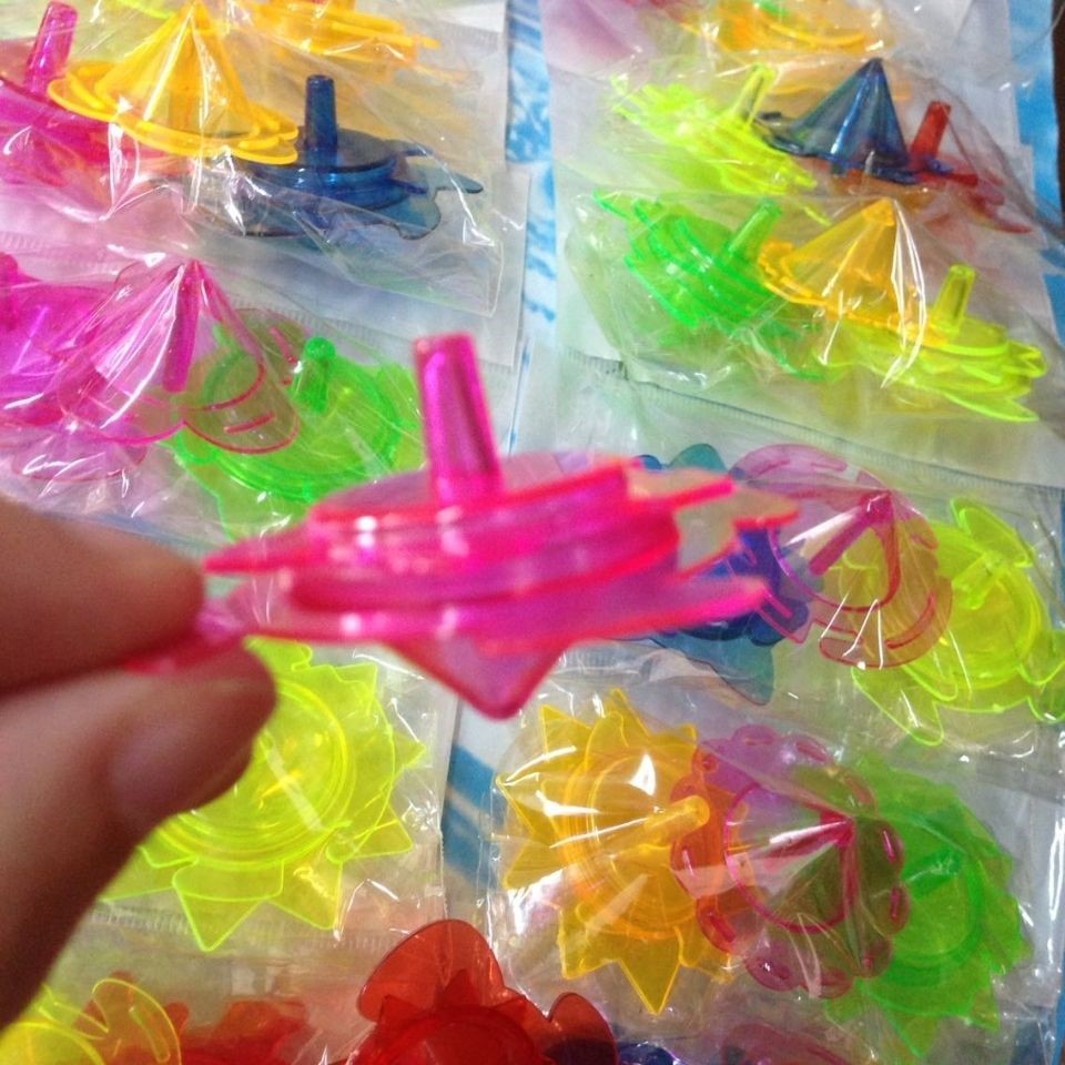 New product 80 back nostalgic children Toy plastic small tops turn wring the flywheel hand turning combat top