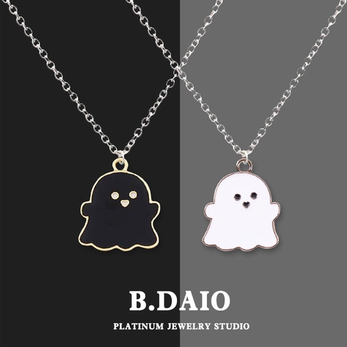 Магазин возвращается, чтобы пройти через тысячи черно -белых ожерелий -призраков дракона, нового прилива, нового прилива мужчин и женщин, ювелирных украшений с холодным ветром -свитером.