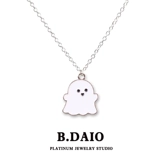 Магазин возвращается, чтобы пройти через тысячи черно -белых ожерелий -призраков дракона, нового прилива, нового прилива мужчин и женщин, ювелирных украшений с холодным ветром -свитером.