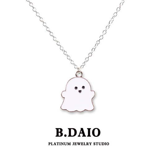 Магазин возвращается, чтобы пройти через тысячи черно -белых ожерелий -призраков дракона, нового прилива, нового прилива мужчин и женщин, ювелирных украшений с холодным ветром -свитером.