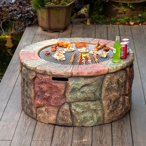 На открытом воздухе во дворе уголь на гриле мясной ягненка