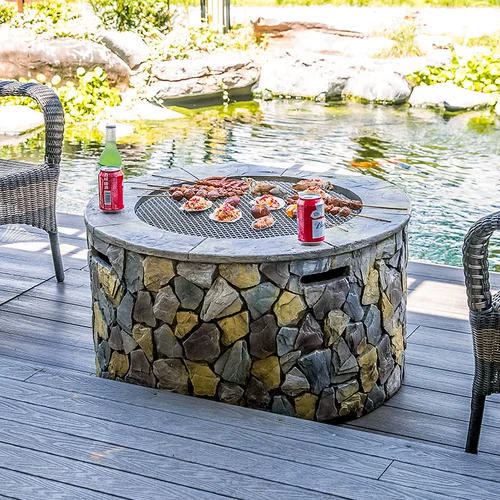 На открытом воздухе во дворе уголь на гриле мясной ягненка