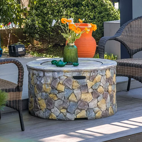 На открытом воздухе во дворе уголь на гриле мясной ягненка