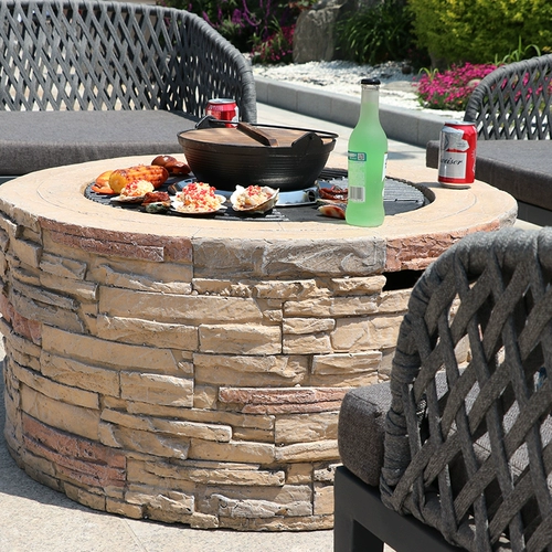 На открытом воздухе во дворе уголь на гриле мясной ягненка