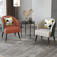 Два стула и один стол (обратите внимание на смешанные цвета)