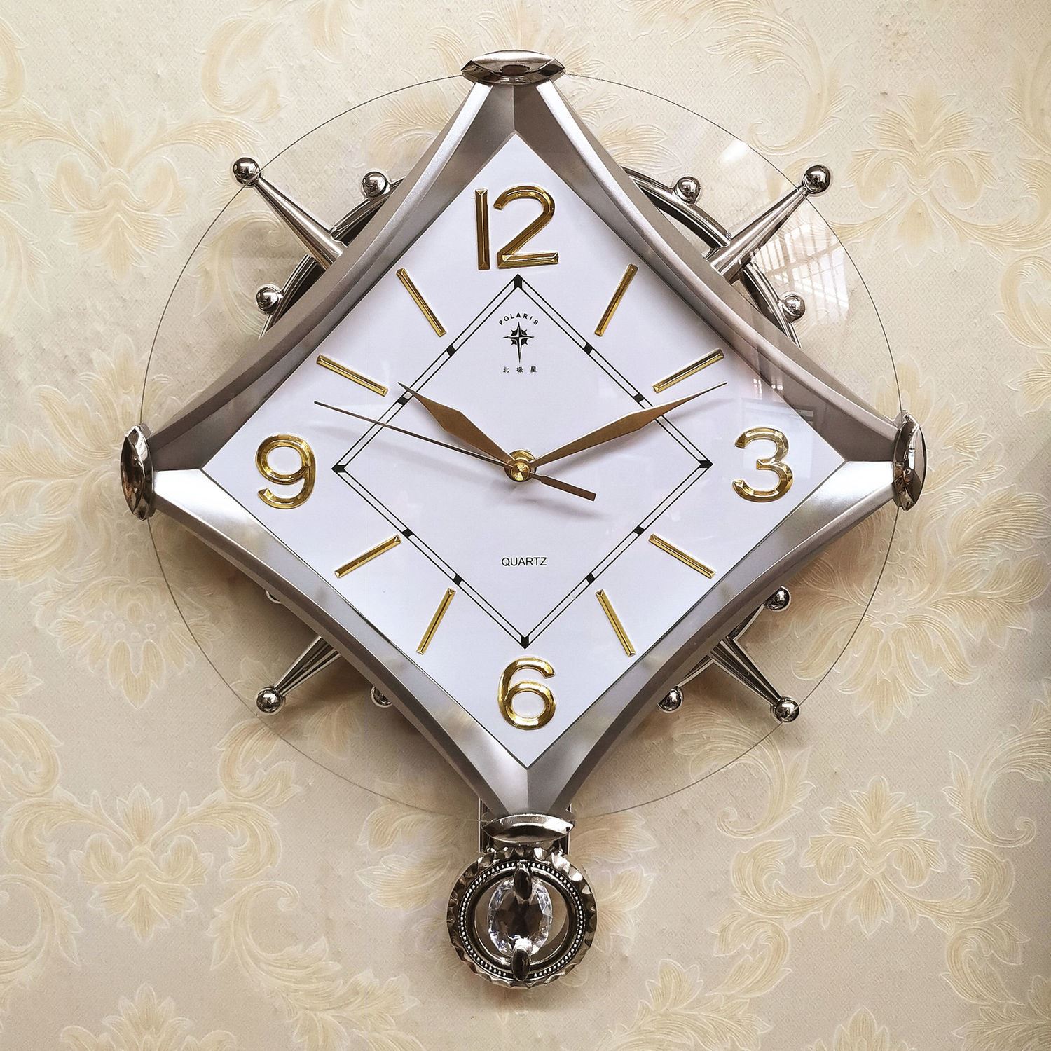 New Decoration Fields Garden Personality Modern Hanging Clock Silent Hanging Watch Alien Sway Watch Fashion Creative Living Room Clock