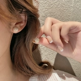 Изысканные серьги, изысканный стиль, легкий роскошный стиль, простой и элегантный дизайн