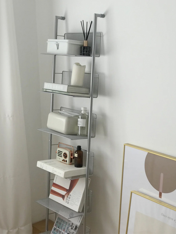 In the wind shelf against the wall of CD shelves to the floor of multi-layer magazine to display the black film display frame wall