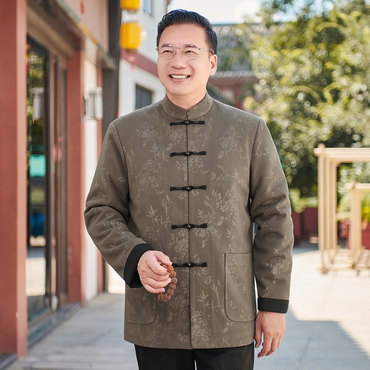 传统之美遇上现代科技：中老年唐装棉服焕新演绎