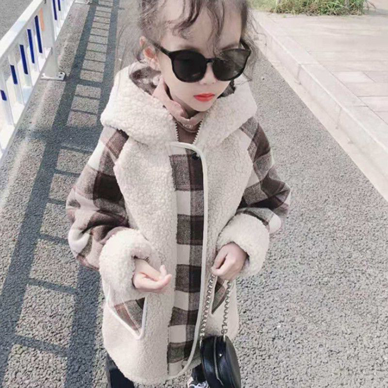 Girls' coat 2022 winter new Korean version of the Western style thickened lamb fleece woolen coat children's baby top