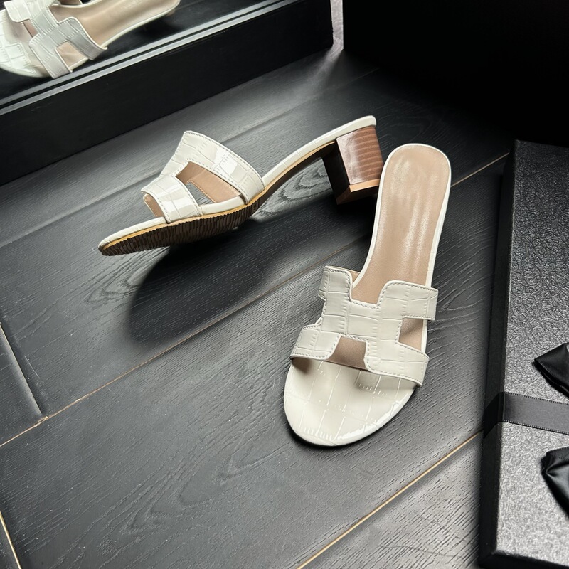 Nairfu Chanel Co-Branded Slippers for Women, Outdoor Wear, One-Strap Sandals, 2026 New Model, Mid-Heel 5cm Nairfu Chanel Co-Branded Slippers for Women, Outdoor Wear, One-Strap Sandals, 2026 New Model, Mid-Heel 5cm