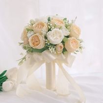The bride holds the bouquet for the certificate gets married gets married high-end bouquet wedding photography simulated bouquet fake flower photography props