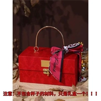 Красная цветная подарочная коробка, лента, открытка