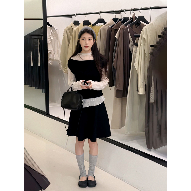 French-Style Black Knitted Suit for Women, Early Autumn New Slim-Fit Short-Sleeved Top and High-Waisted Skirt, Slimming Two-Piece Set French-Style Black Knitted Suit for Women, Early Autumn New Slim-Fit Short-Sleeved Top and High-Waisted Skirt, Slimming Two-Piece Set
