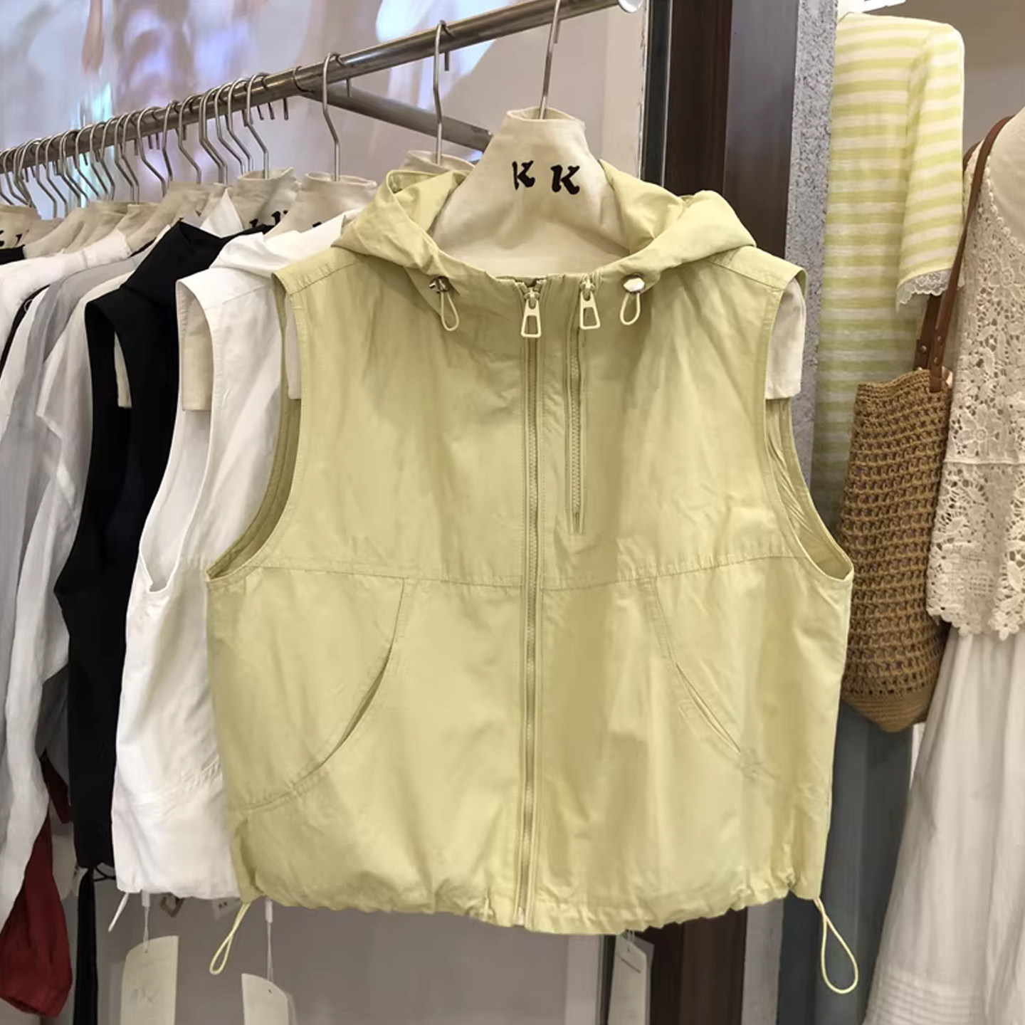 子供用ベスト、薄手スタイル、春秋向け、2026年、韓国風、フード付き、ノースリーブジャケット、男の子と女の子向け、トレンディなトップス。