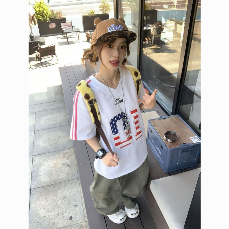 American High Street Flag Letter Embroidery V-Neck Short-Sleeved T-Shirt for Women, Summer Loose Casual Couple Color-Blocking Sports Top American High Street Flag Letter Embroidery V-Neck Short-Sleeved T-Shirt for Women, Summer Loose Casual Couple Color-Blocking Sports Top