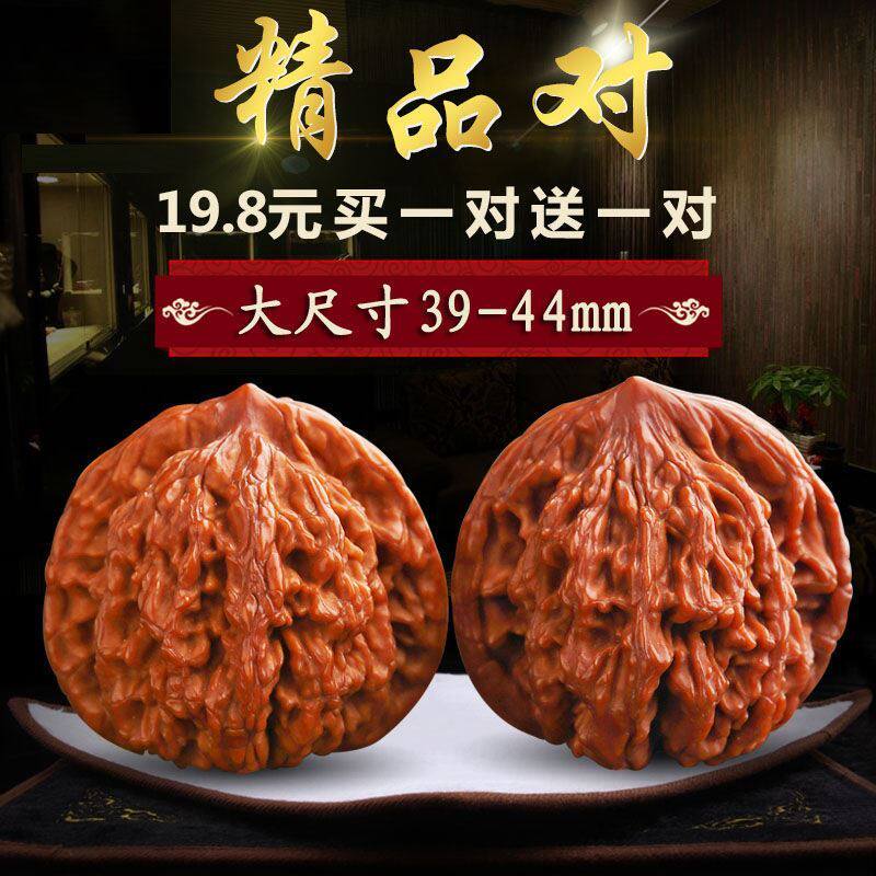 The walnut text of the exerciser is played with walnut white lion sub-head extra-large hand play to take the piece Wang Yong Kirin's official hat-four-seat building