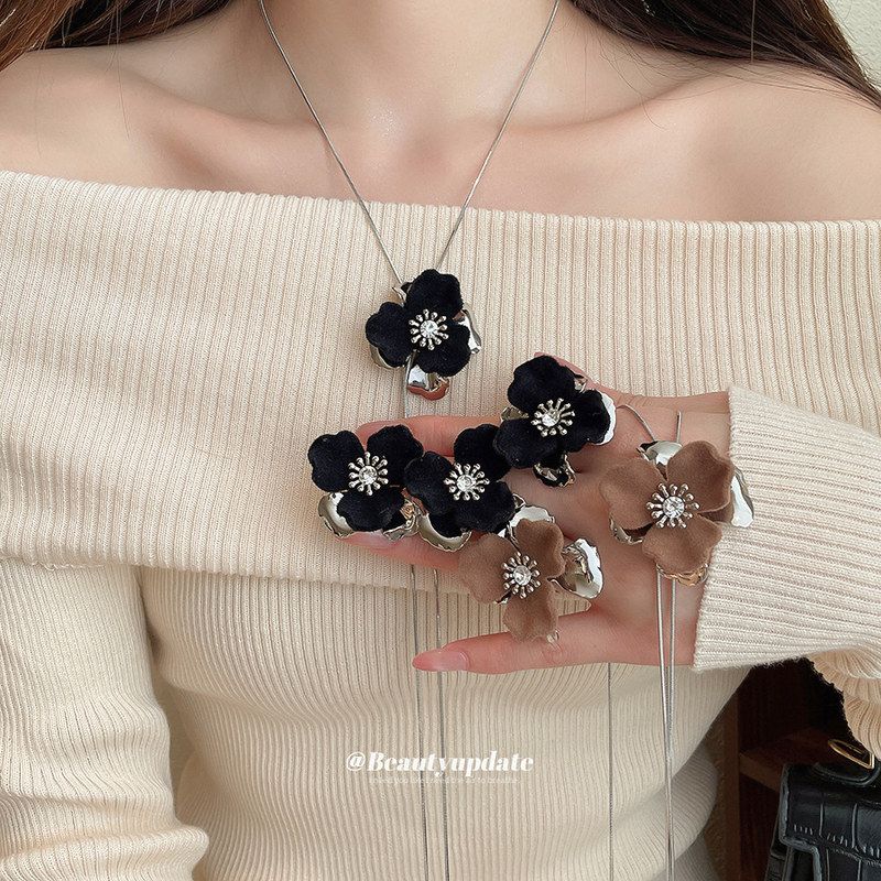 European and American vintage metal diamond flocked flower earrings