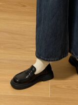 My work shoes. I found that they also look good with skirts every day ~ small leather shoes