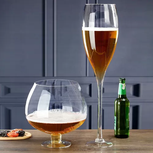 Живые шутки и реквизиты и атмосферные выступления в живой вещательной комнате, чтобы сделать людей смешными и романами Big Beer Super и The Laign Tall