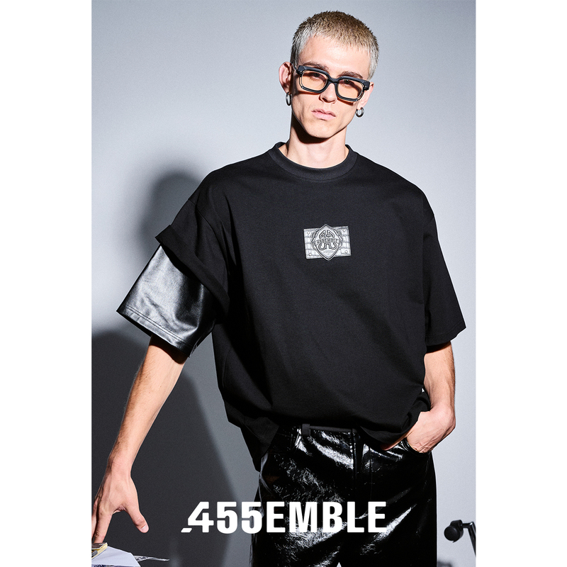455Emble Men's Leather Badge Leather Label Black T-Shirt Leather Sleeves Splicing Asymmetric Design Loose T-Shirt 455Emble Men's Leather Badge Leather Label Black T-Shirt Leather Sleeves Splicing Asymmetric Design Loose T-Shirt