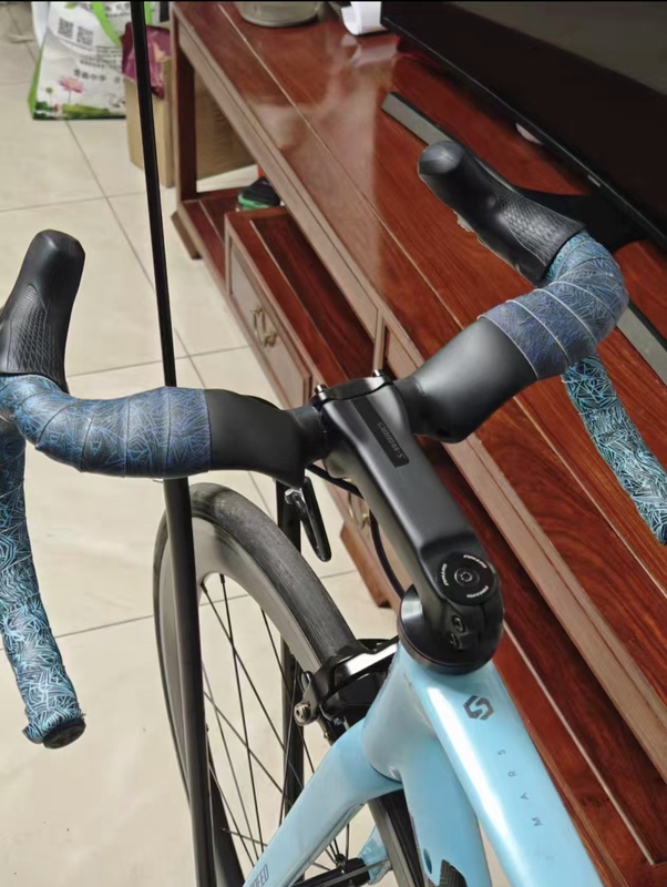 2025 Model Road Bike Handlebars with 40mm Rise, 14-Degree External Angle, Semi-Integrated Cable Routing, Carbon Fiber, External Swing Angle Handlebars