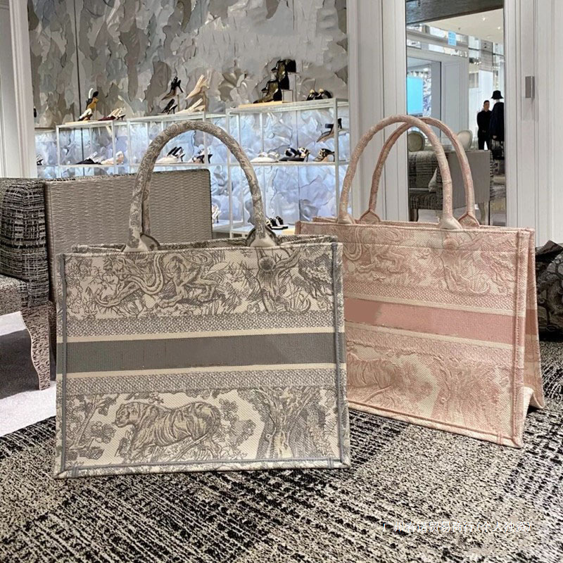 2024 New Style Bag Large Capacity Shoulder Bag Niche Handbag High-End Canvas Tote Bag Embroidered Commuter Women's Bag