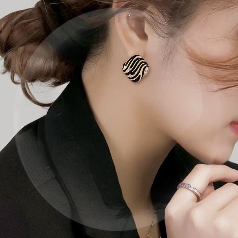 Headneedle Advanced Luxury and luxurious fresh wind BAO WEN Fashion temperament earrings for female cool tide people to design ear