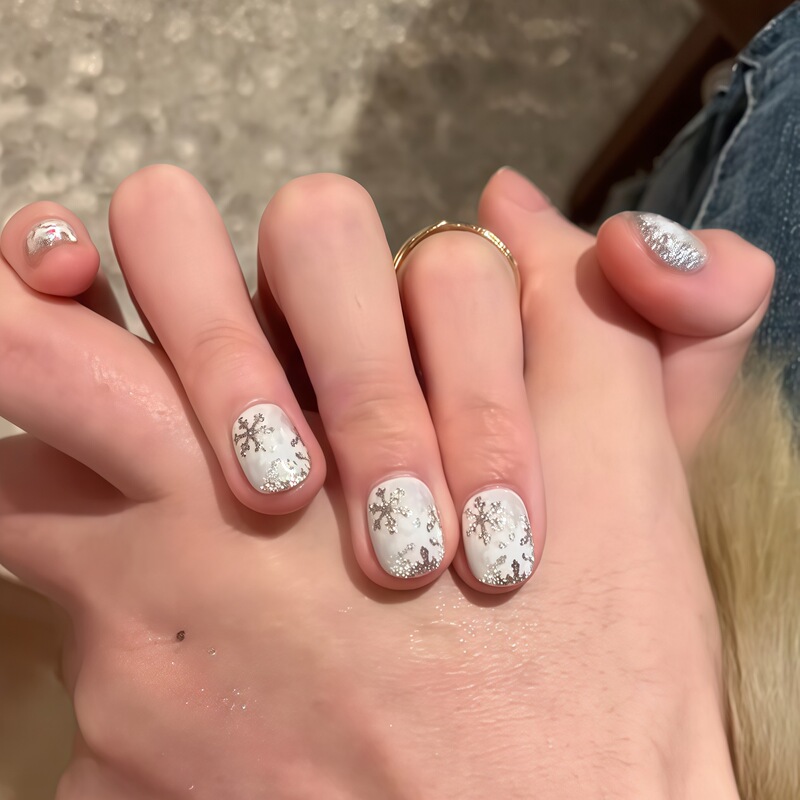 ins Windy Winter Snowflake Cat Eye High-End Handmade Wearable Nails Short Style Whitening Nail Art Patch New Year Fake Nails