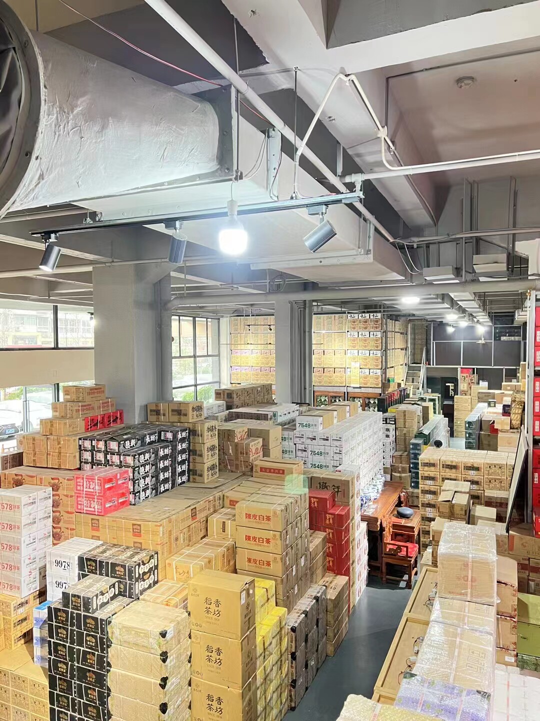 老树白茶店