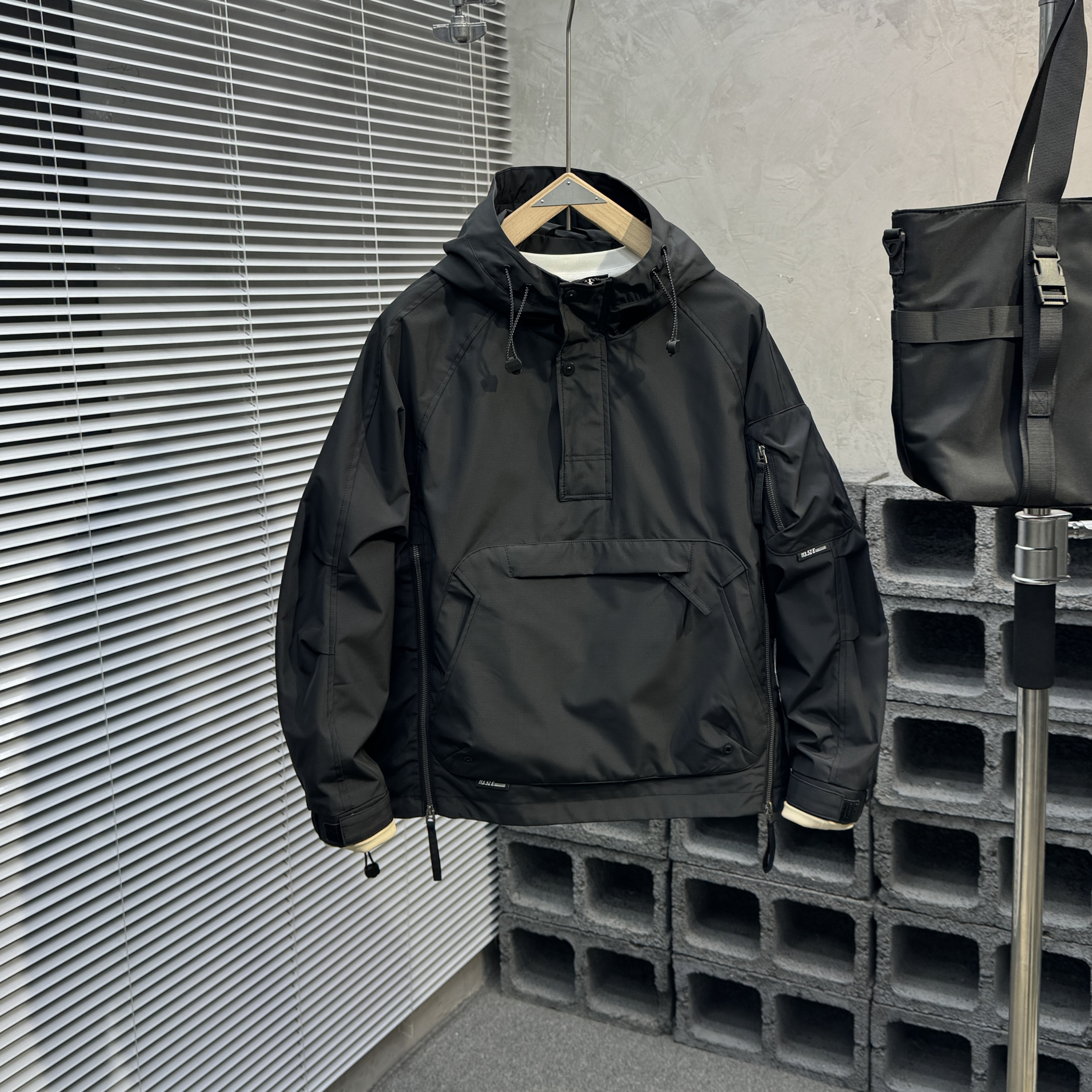 春と秋の作業服プルオーバーフード付きジャケット、メンズ、カジュアル無地、オールマッチのゆったりとしたアウトドア防風ジャケット