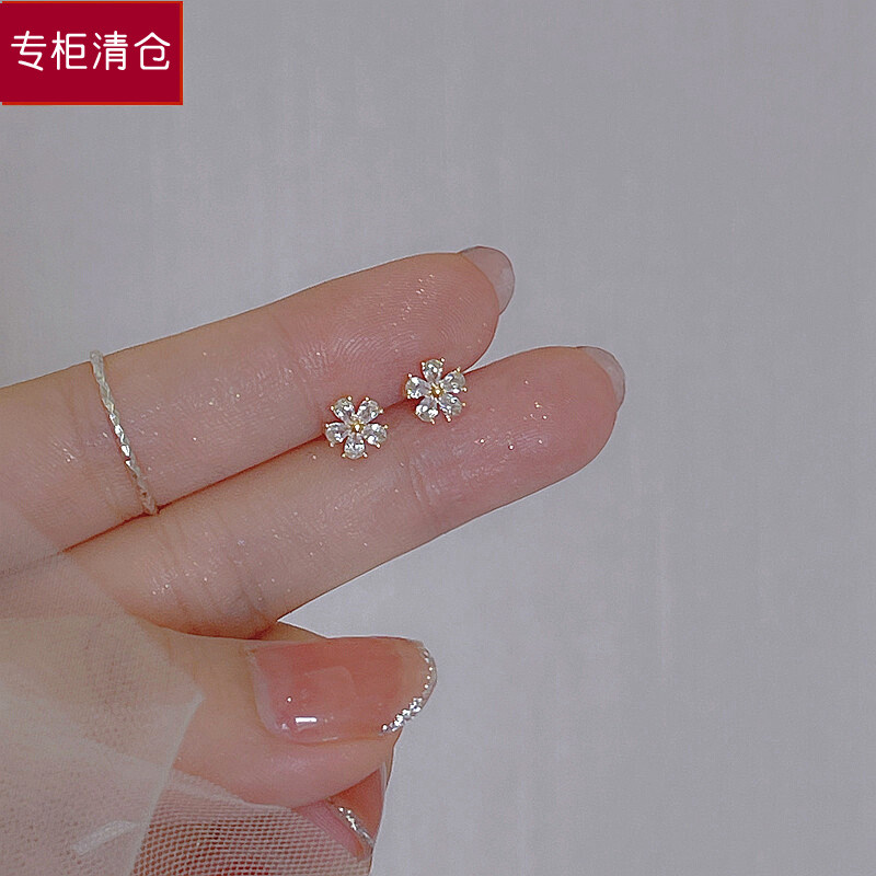 Outlets Clear Cabinet to pick up 18K gold mini flower ear nails outlets female accessories