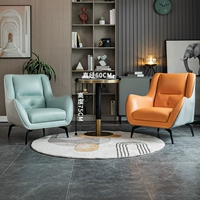 Два стулья, один стол