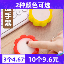 Water absorbent sponge Point of money Use of office sponge wet hands with water dipping water box Number of money Finance with cover vat notes