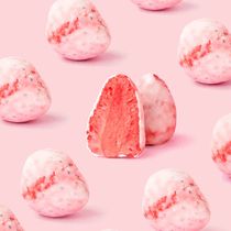 Freeze-dried strawberry crisps whole chocolate-coated yogurt blocks pure pulp Internet celebrity dried fruit snacks independent small packaging