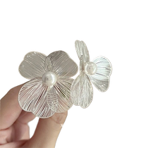 Pearl Lover Metal Butterfly Hollow Flower Earrings Super Fairy Earrings High-end Ear Accessories Travel Card