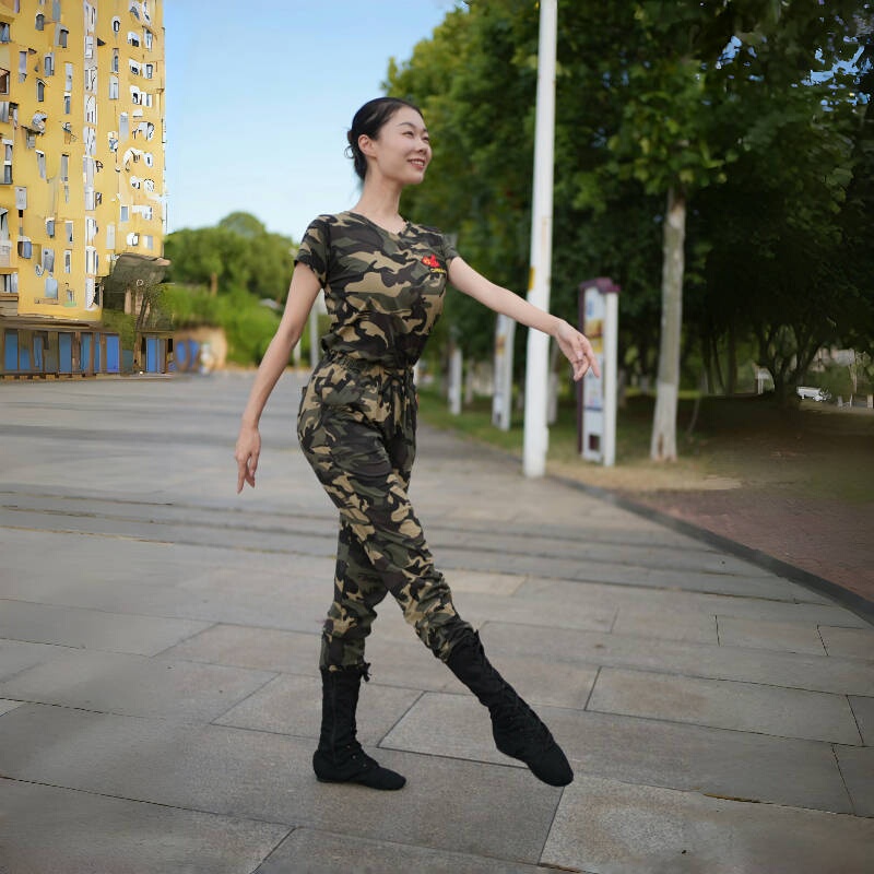 Exclusive by Teacher Li Guan】Camouflage Clothing for Women, New Slim-Fit Military-Style Dance Outfit, Casual and Fashionable Set