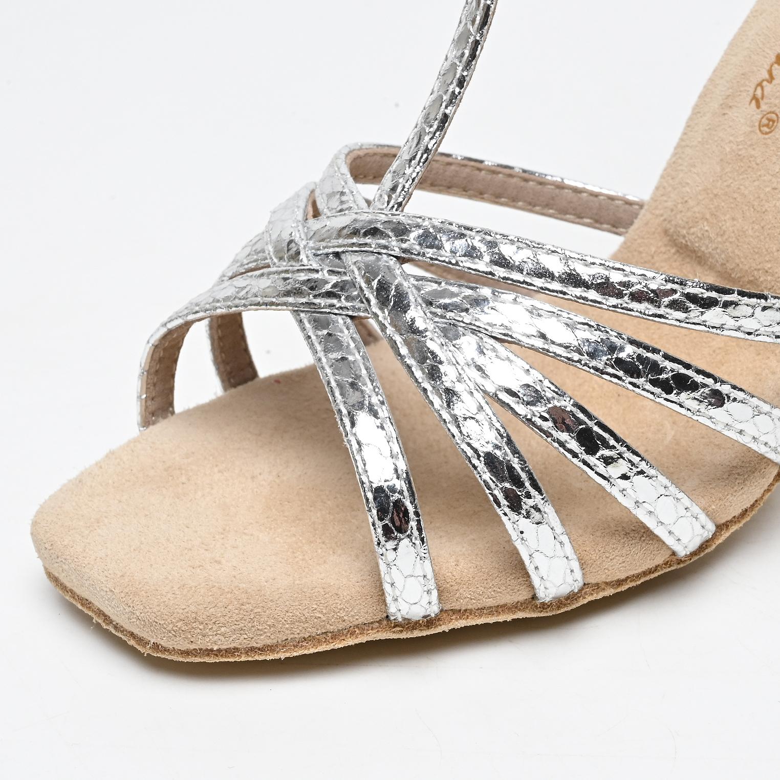 闪耀舞台的时尚与功能交融：银色拉丁舞鞋新宠