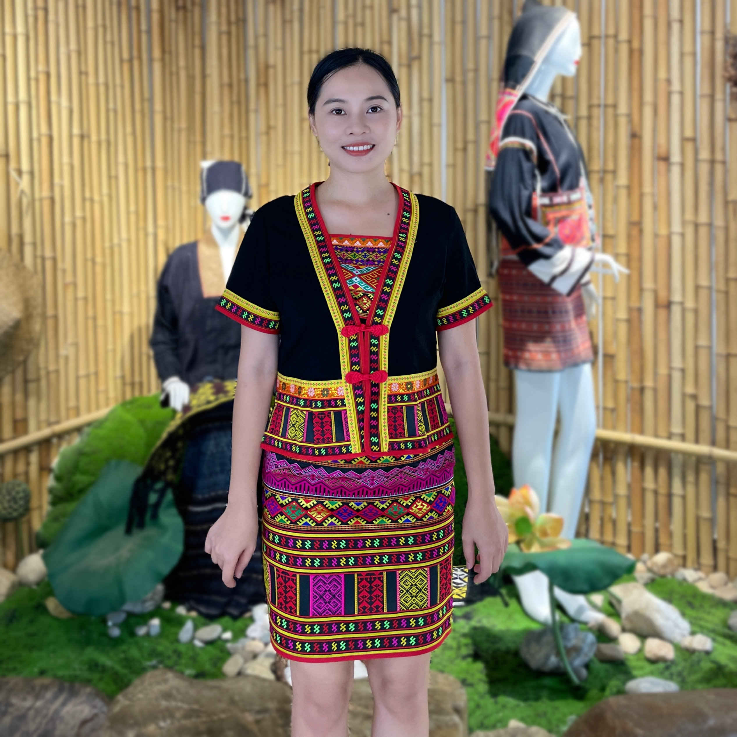 海南黎族服饰黎锦短筒裙套装为什么成为2025年国潮新宠？_工服_淘宝服装网